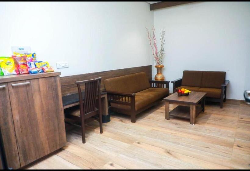 בית מלון כפרי The Byke Suraj Club, Junagadh