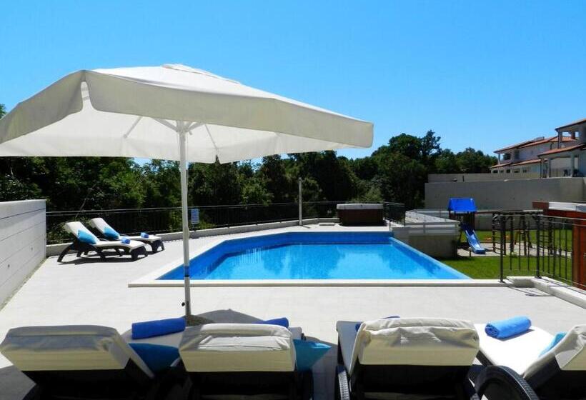 פנסיון Yourcroatiaholiday   Villa With 6 Rooms