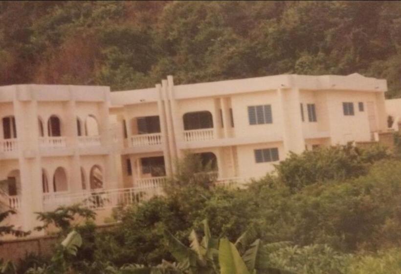 אתר נופש Jackson Guesthouse Anomabo