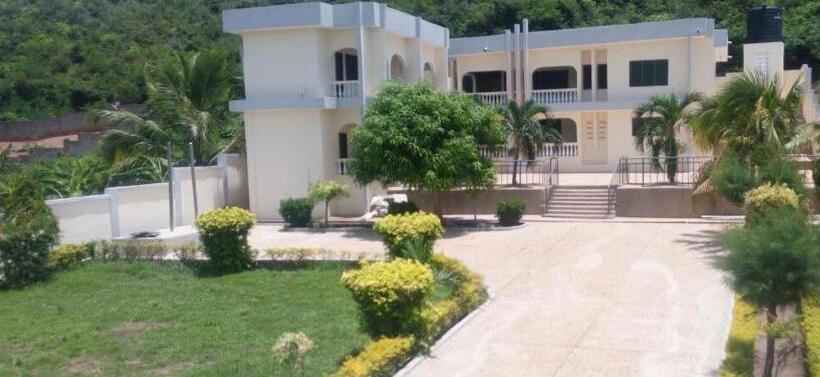 אתר נופש Jackson Guesthouse Anomabo
