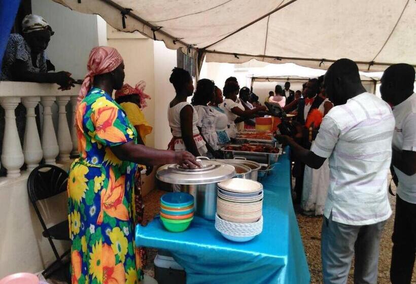 אתר נופש Jackson Guesthouse Anomabo