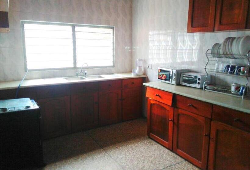 אתר נופש Jackson Guesthouse Anomabo