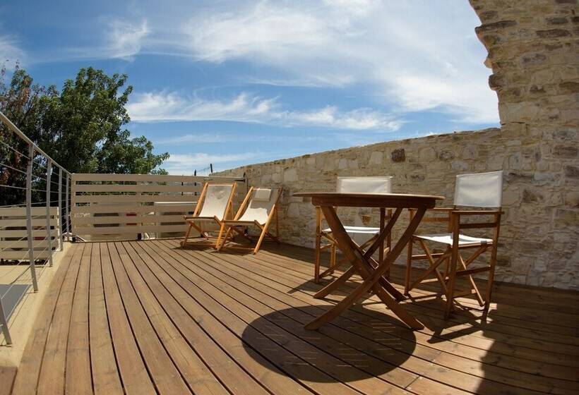 Thyone Uno Bal Cottage