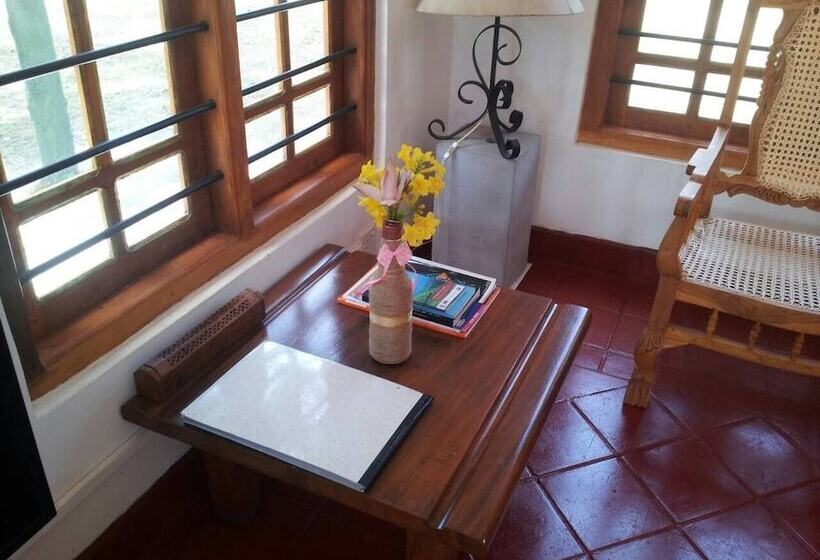 Пансион Captains Bird Safari Lodge