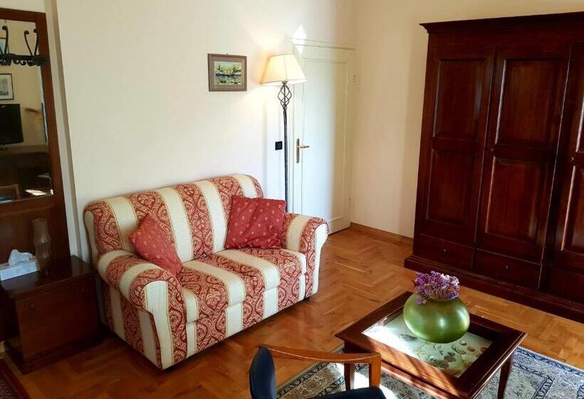 פנסיון Villa Rava Hotel & Restaurant