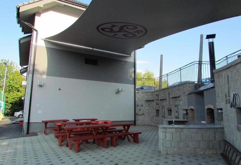 ホテル Penzión Trio