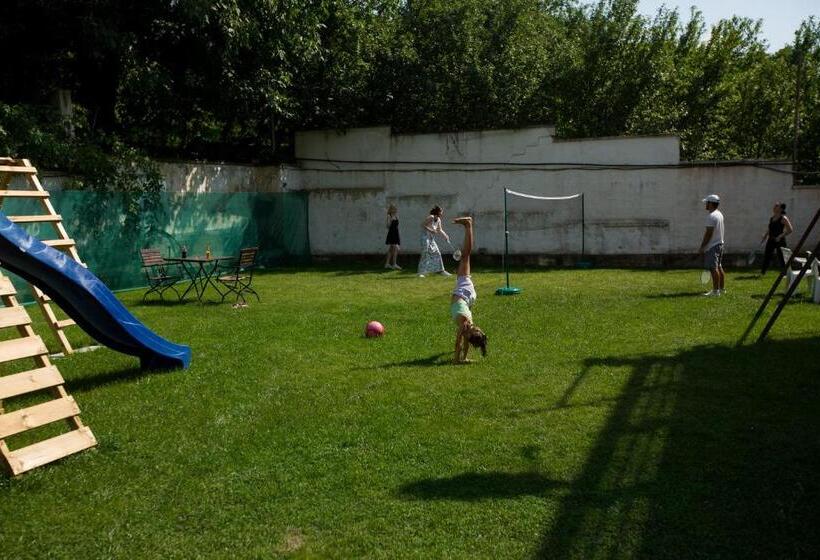 פנסיון Casa Moroeni