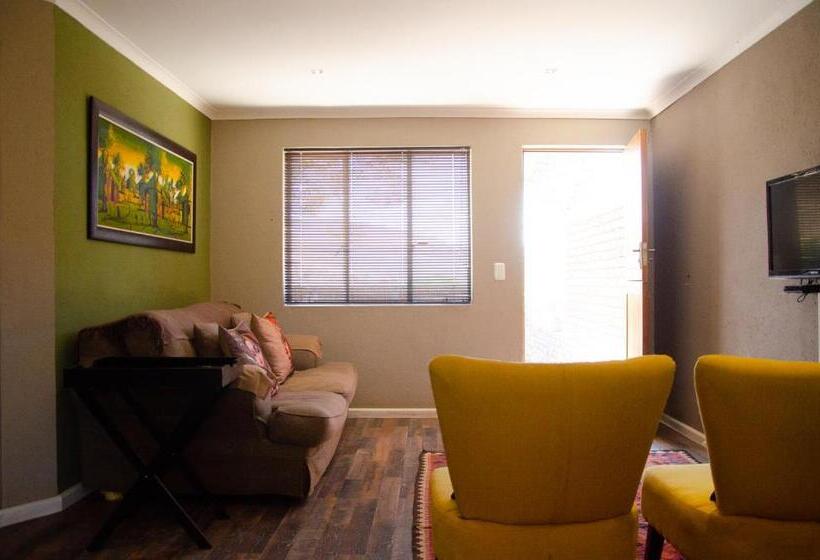 ペンション Desert Dew Guest House