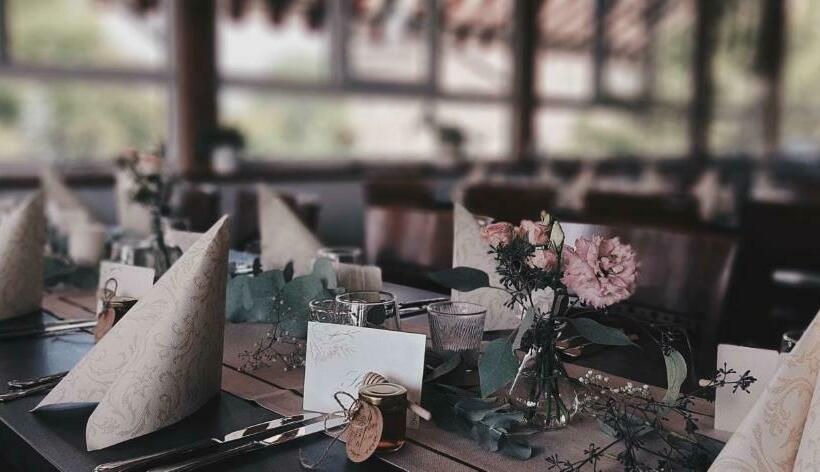 ペンション Restaurant & Hotel Zur Falkenhöhe