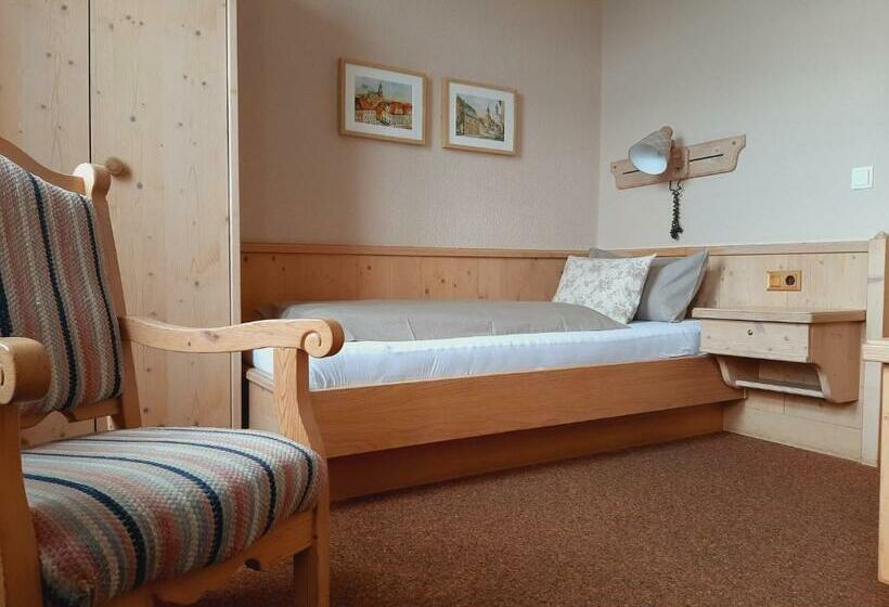 ペンション Restaurant & Hotel Zur Falkenhöhe