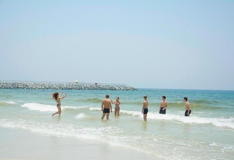 בית מלון כפרי Ajman Beach