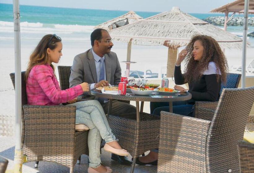 בית מלון כפרי Ajman Beach