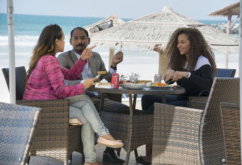 בית מלון כפרי Ajman Beach
