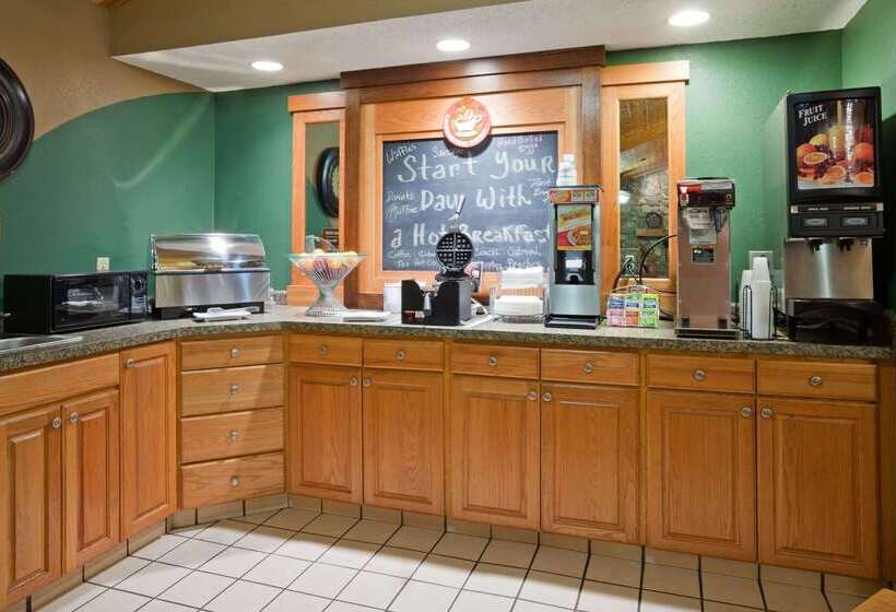 בית מלון כפרי Americinn By Wyndham Bismarck