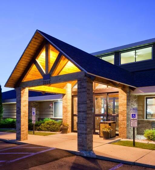 בית מלון כפרי Americinn By Wyndham Bismarck