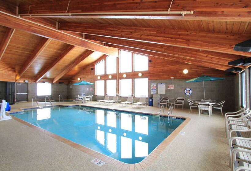 בית מלון כפרי Americinn By Wyndham Cedar Rapids Airport