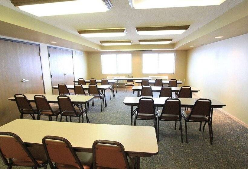 בית מלון כפרי Americinn By Wyndham Cedar Rapids Airport