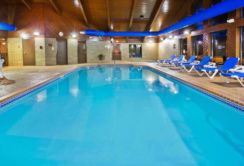 בית מלון כפרי Americinn By Wyndham Grand Forks