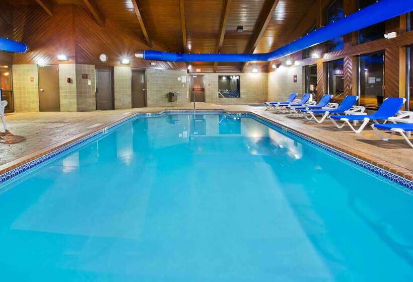 בית מלון כפרי Americinn By Wyndham Grand Forks