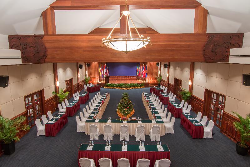 Отель Angkor Palace Suite & Villa