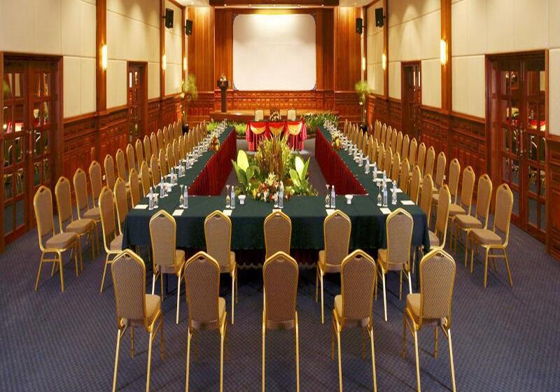 Отель Angkor Palace Suite & Villa