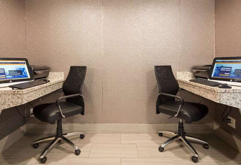 Отель Best Western Plus Flint Airport Inn & Suites