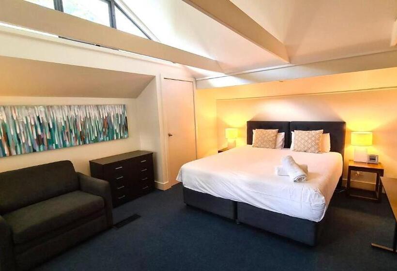 Отель Stay At Raffertys Resort