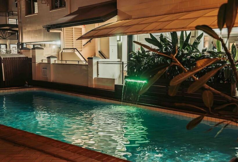 فندق Cairns Queens Court