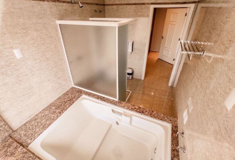 בית מלון כפרי Continental Inn