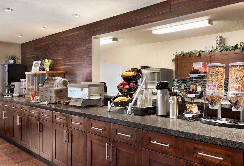 Отель Days Inn By Wyndham Regina