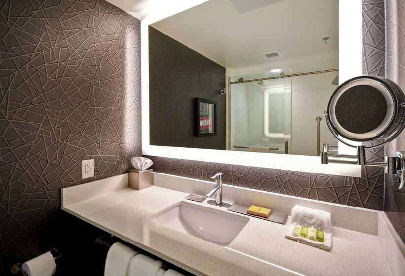 هتل Doubletree By Hilton Deadwood At Cadillac Jack's