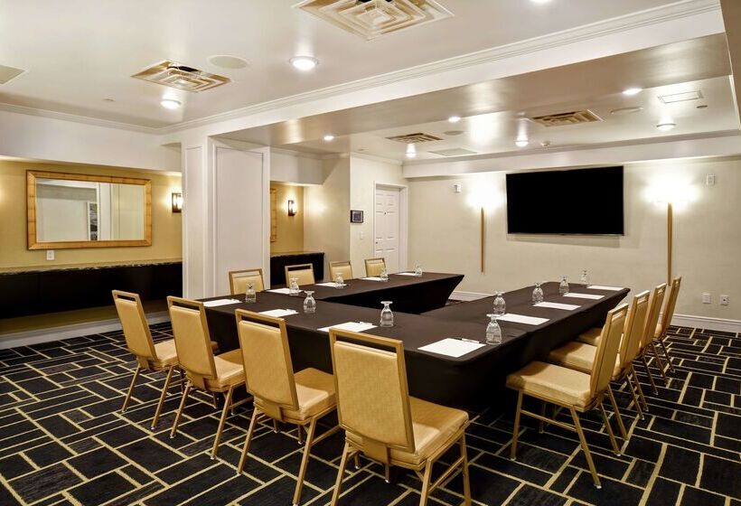 هتل Doubletree By Hilton Deadwood At Cadillac Jack's
