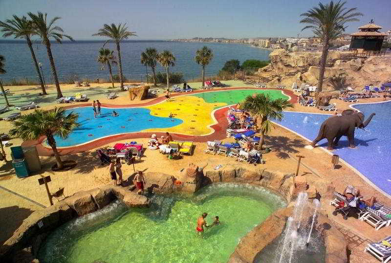 هتل Holiday World Riwo