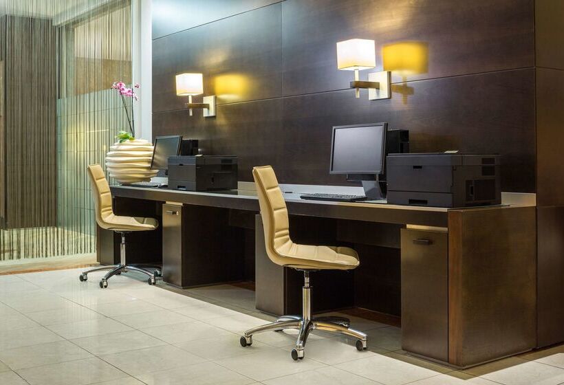 هتل NH Vienna Airport Conference Center