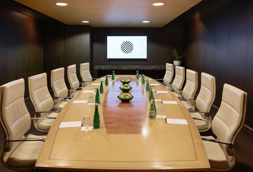 Отель Pullman Melbourne On The Park