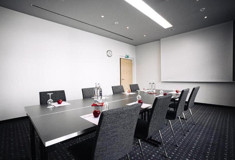 בית מלון כפרי Ramada By Wyndham Essen