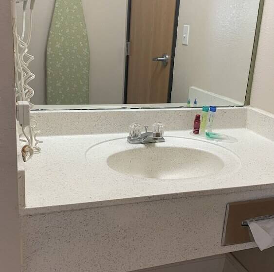 Отель Regency Inn And Suites