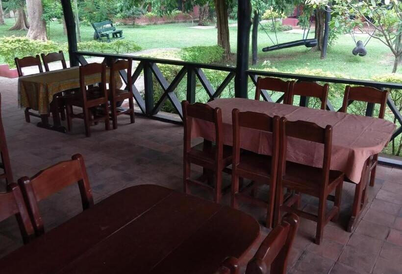 בית מלון כפרי Big Foot Safari Lodge