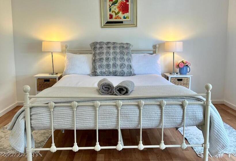 Отель Birchwood Cottage