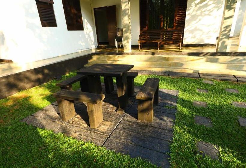 Отель Leaf Watagala