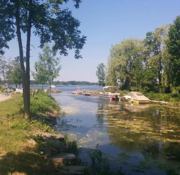 فندق على الطريق All Tucked Inn