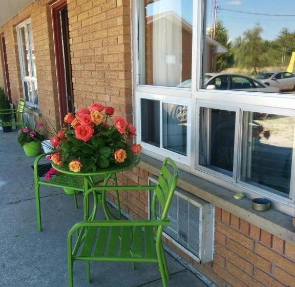 فندق على الطريق All Tucked Inn