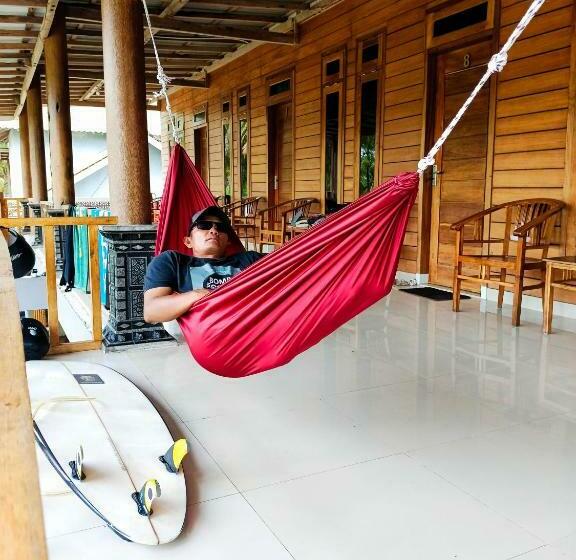 פנסיון Arrys Watukarung Surfcamp