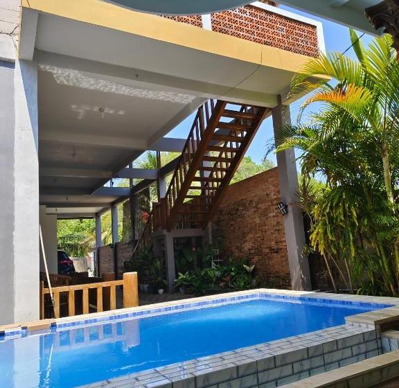פנסיון Arrys Watukarung Surfcamp