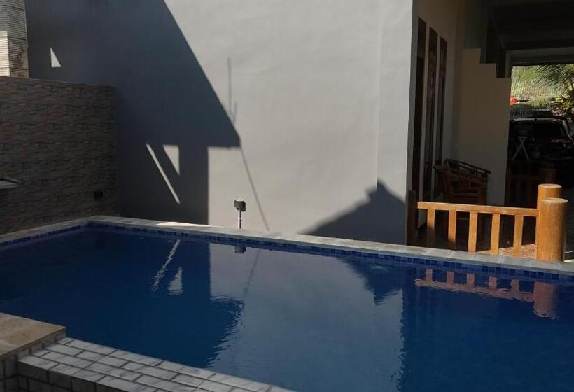 Panzió Arrys Watukarung Surfcamp