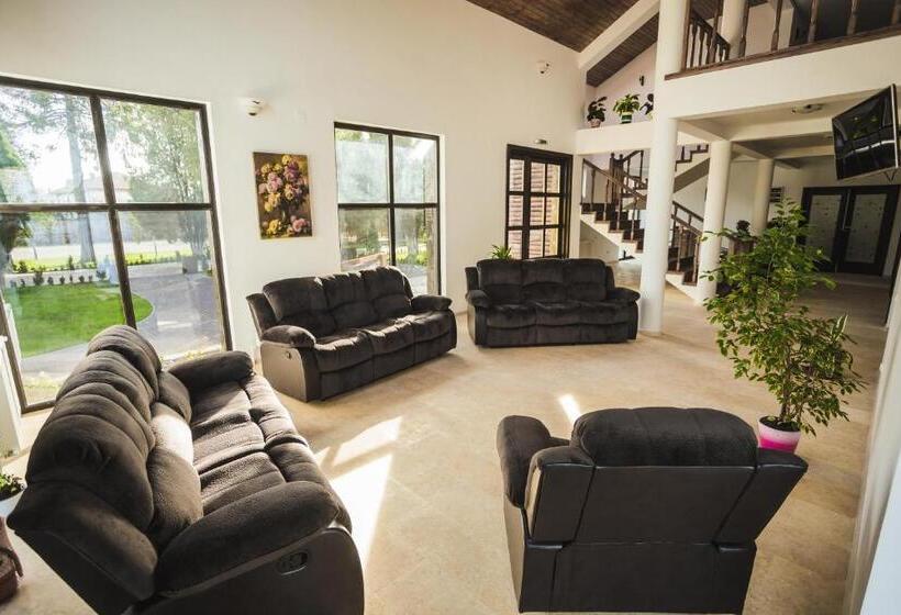 Пансион Casa Cu Nuc