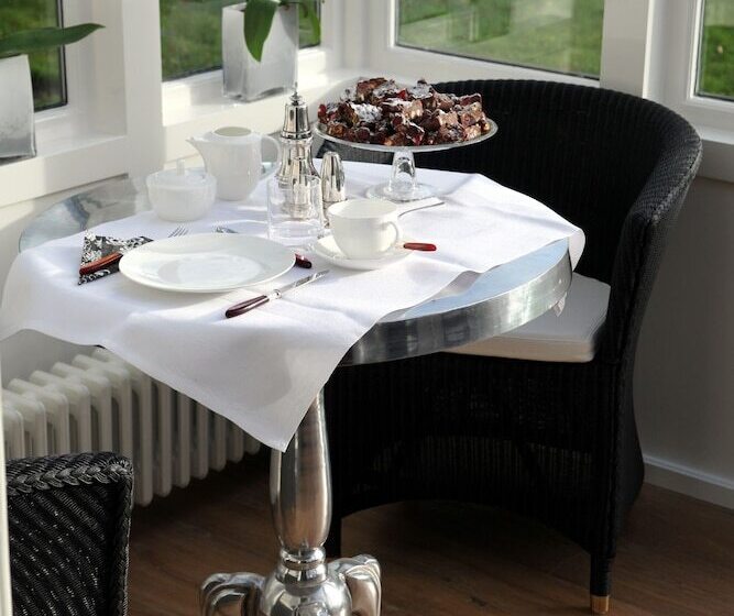 膳宿费 Inn On The Lake