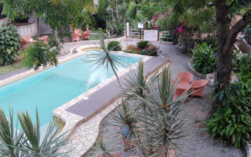 پانسیون Kokrobite Gardens Restaurant And Guest House