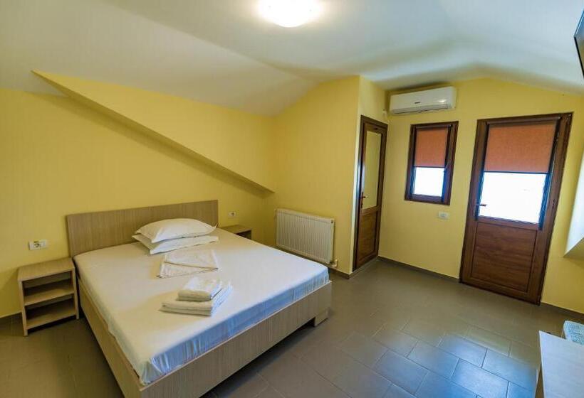 פנסיון Micul Golf