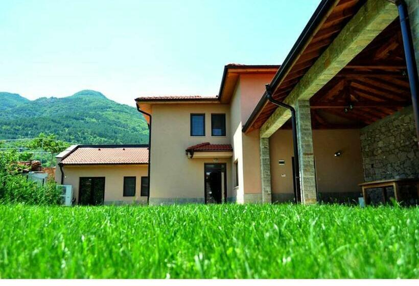 ペンション Yustina Villas Guest House